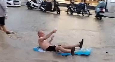 Fethiye'de turistler sel sularında eğlendi