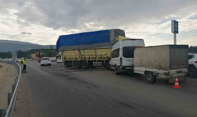 Fındık işçilerini taşıyan minibüs ile kamyon çarpıştı: 8 yaralı