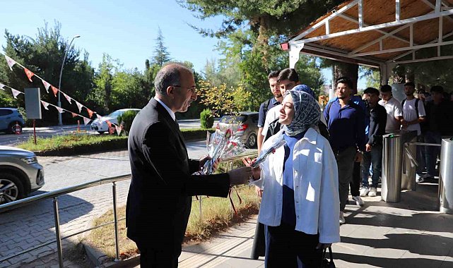 Fırat Üniversitesi'nde öğrenciler çiçeklerle karşılandı