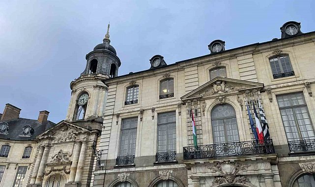 Fransa'da 52 belediye binasına Filistin bayrağı asıldı