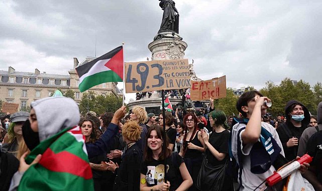 Fransa'da "Her şeyi durduralım" protestolarında gözaltı sayısı 300'e yaklaştı