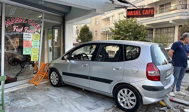 Fren yerine gaza bastı, önce yayaya ardından büfeye çarptı: 1 yaralı