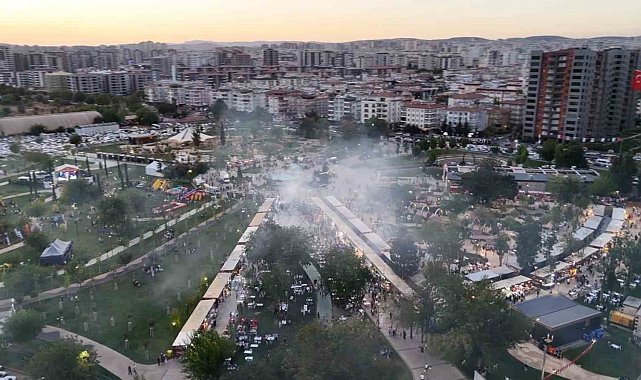GastroANTEP'te kebap stantlarının önünde kuyruk oluştu, dumandan göz gözü görmedi
