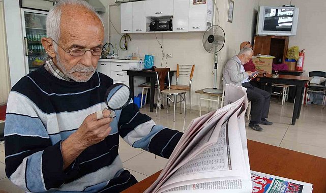 Gazeteleri büyüteçle okuyor