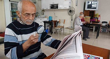 Gazeteleri büyüteçle okuyor
