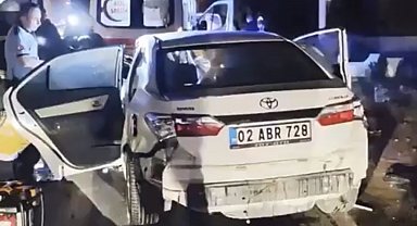 Gaziantep'te çarpışan iki otomobil metrelerce savruldu: 1 ölü, 3 ağır yaralı