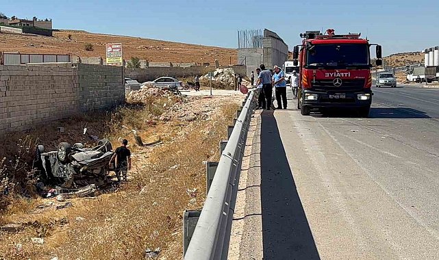Gaziantep'te hafif ticari aracın çarptığı otomobil ters döndü: Aynı aileden 4'ü çocuk 6 yaralı