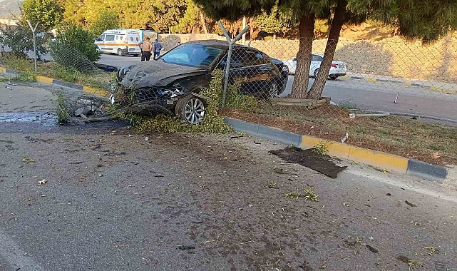 Gaziantep'te kontrolü kaybolan otomobil refüje çıktı: 1 yaralı