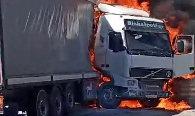 Gaziantep'te seyir halindeki tır alev aldı