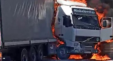 Gaziantep'te seyir halindeki tır alev aldı