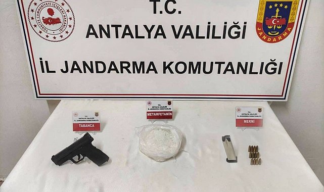 Gazipaşa'da durdurulan 2 araçtan uyuşturucu madde ve tabanca ele geçirildi
