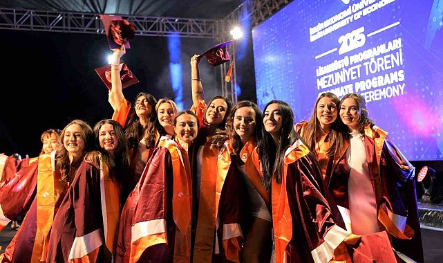 Geleceğin liderleri diplomalarını aldı