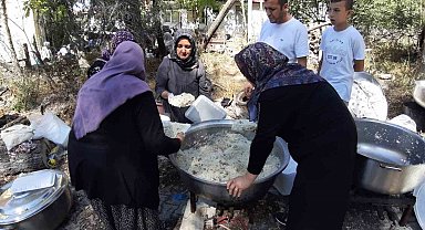 Geleneksel Hacet Bayramı'nda dağıtılan yemek için 150 kilo pirinç ve 200 kilo et kullanıldı