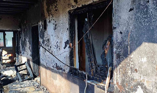 Göksun'da iki ev yandı