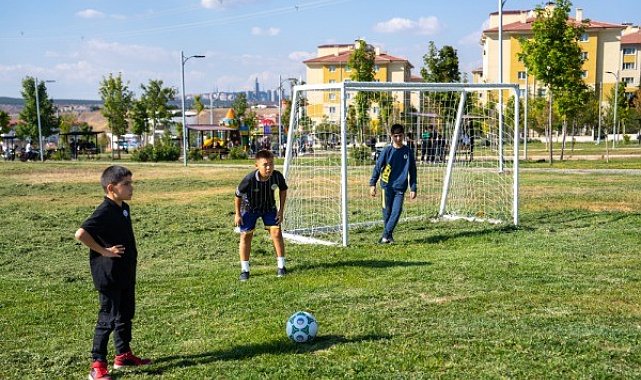 Gölbaşı Belediye Başkanı Odabaşı, çocukların isteği üzerine futbol oynamaları için parklara kale yerleştirdi