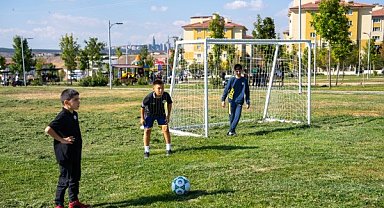 Gölbaşı Belediye Başkanı Odabaşı, çocukların isteği üzerine futbol oynamaları için parklara kale yerleştirdi
