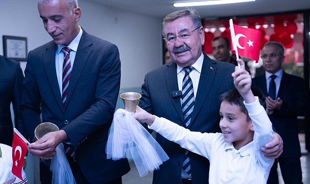 Gölbaşı Belediye Başkanı Odabaşı öğrencilerle ilk ders zilini çaldı