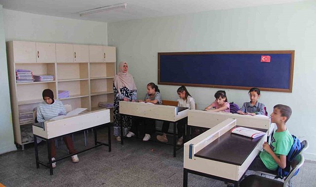 Görme engelli öğretmenin meslek aşkı öğrencilerine örnek oluyor