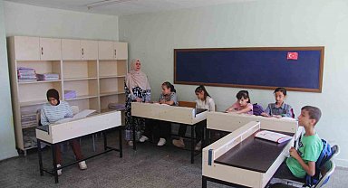 Görme engelli öğretmenin meslek aşkı öğrencilerine örnek oluyor