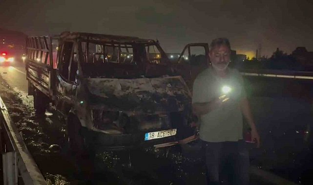 Gözlerinin önünde ekmek teknesi yanan vatandaş, alevlere müdahale etmeyen trafikteki diğer sürücülere tepki gösterdi