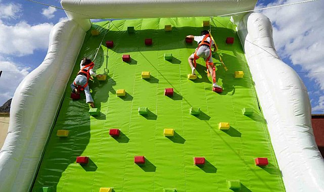 Gümüşhane'de düzenlenen şenlikte yüzlerce çocuk doyasıya eğlendi