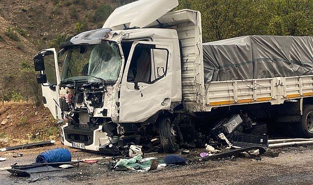 Gümüşhane'de kamyonlar kafa kafaya çarpıştı: 1 ağır yaralı