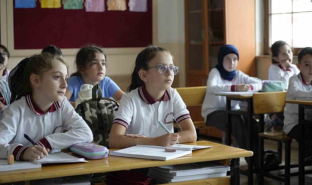 Gümüşhaneli 9 yaşındaki Buğlem her törende İstiklal Marşı'nı işaret diliyle okuyor