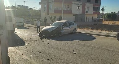 Hafif ticari araç ile otomobil çarpıştı: 4 yaralı