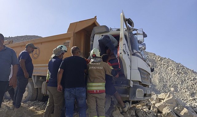 Hafriyat dökerken devrilen kamyonun sürücüsü yaralandı