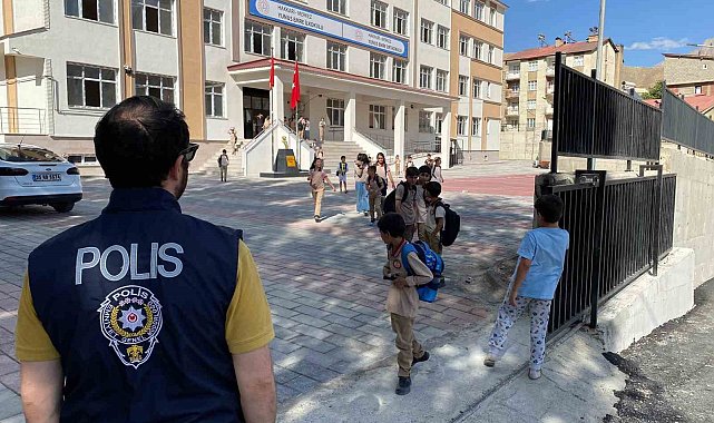 Hakkari polisi çocuklar için görev başında