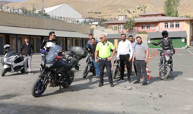 Hakkari polisinden motosiklet kullanıcılarına güvenli sürüş eğitimi