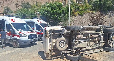 Hakkari'de kamyonet yan yattı: 1 yaralı