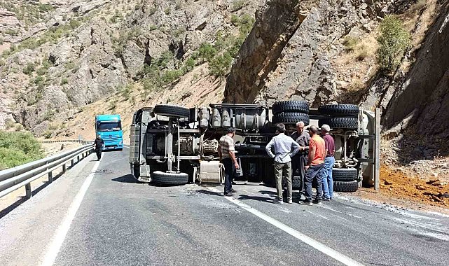 Hakkari'de maden yüklü kamyon devrildi:1 yaralı