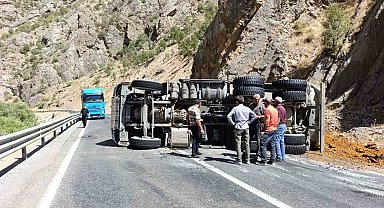 Hakkari'de maden yüklü kamyon devrildi:1 yaralı