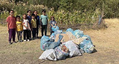 Hakkari'de minik eller çöp topladı