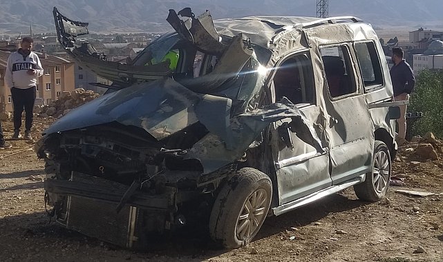 Hakkari'de virajı alamayan otomobil devrildi: 1'i ağır 4 yaralı