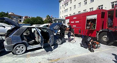 Hastane otoparkında park halindeki otomobil yanarak kullanılamaz hale geldi