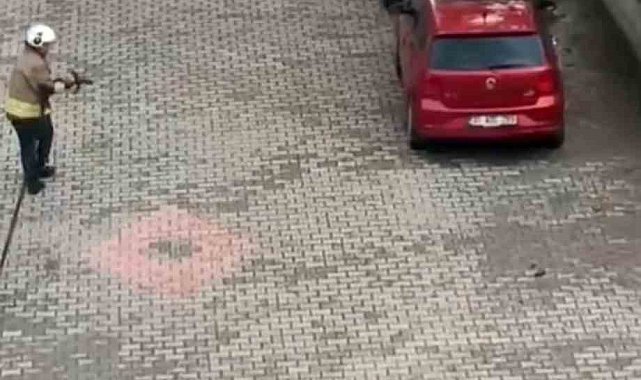 Hatay'da park halindeki otomobil alev alev yandı