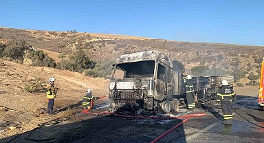 Hatay'da seyir halindeki tır alev alev yandı