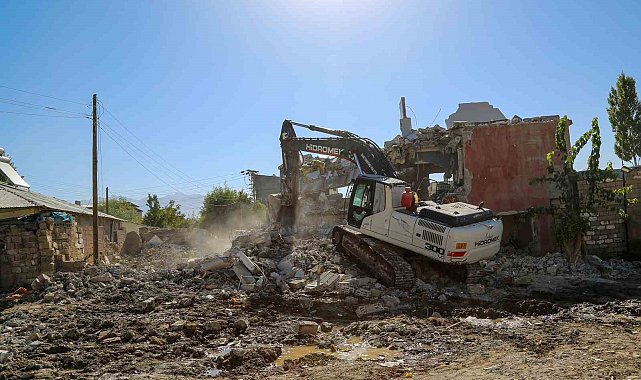 Hatuniye Caddesi'ndeki yıkım çalışmaları devam ediyor
