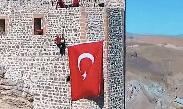 Hoşap Kalesi'nde bayrak yeniden asıldı