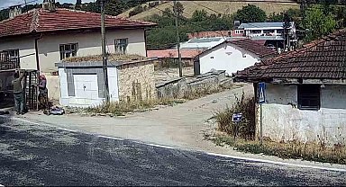 Hurdacılar köy meydanını çöplüğe çevirdi