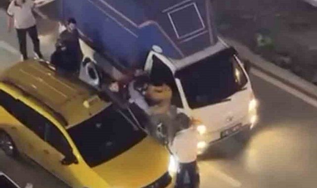 İki sürücü kavgaya tutuştu, trafik kitlendi