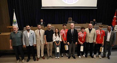 İnegöl'ün başarılı gençleri, mecliste onure edildi