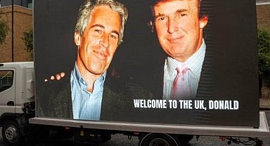 İngiltere'de Trump ve Epstein'ın fotoğrafını yayınlayan reklam aracına polis el koydu
