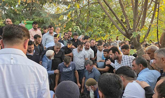 İskenderun'daki feci kazada ölen 3 arkadaş memleketlerinde toprağa verildi