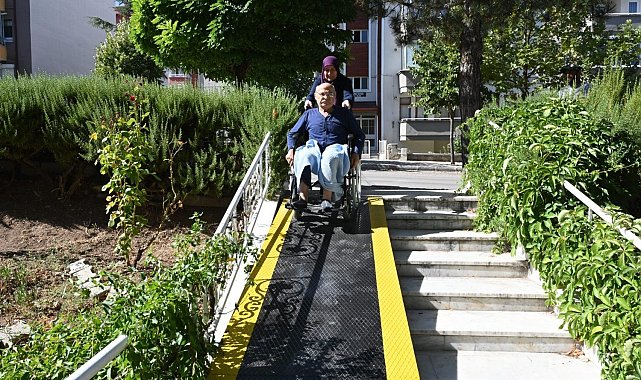 Isparta Belediyesi'nden yürüme engelli yaşlı adama hayatını kolaylaştıracak dokunuş