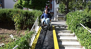 Isparta Belediyesi'nden yürüme engelli yaşlı adama hayatını kolaylaştıracak dokunuş