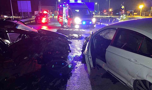 Isparta-Eğirdir kara yolunda otomobiller çarpıştı: 2 yaralı
