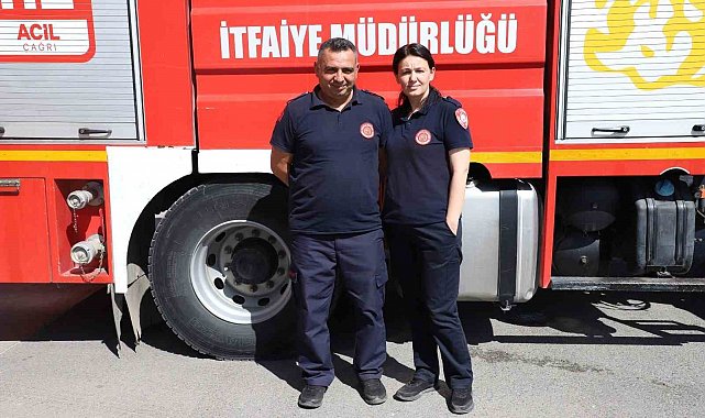 İtfaiyeci çift birlikte alevlerle savaşıyor